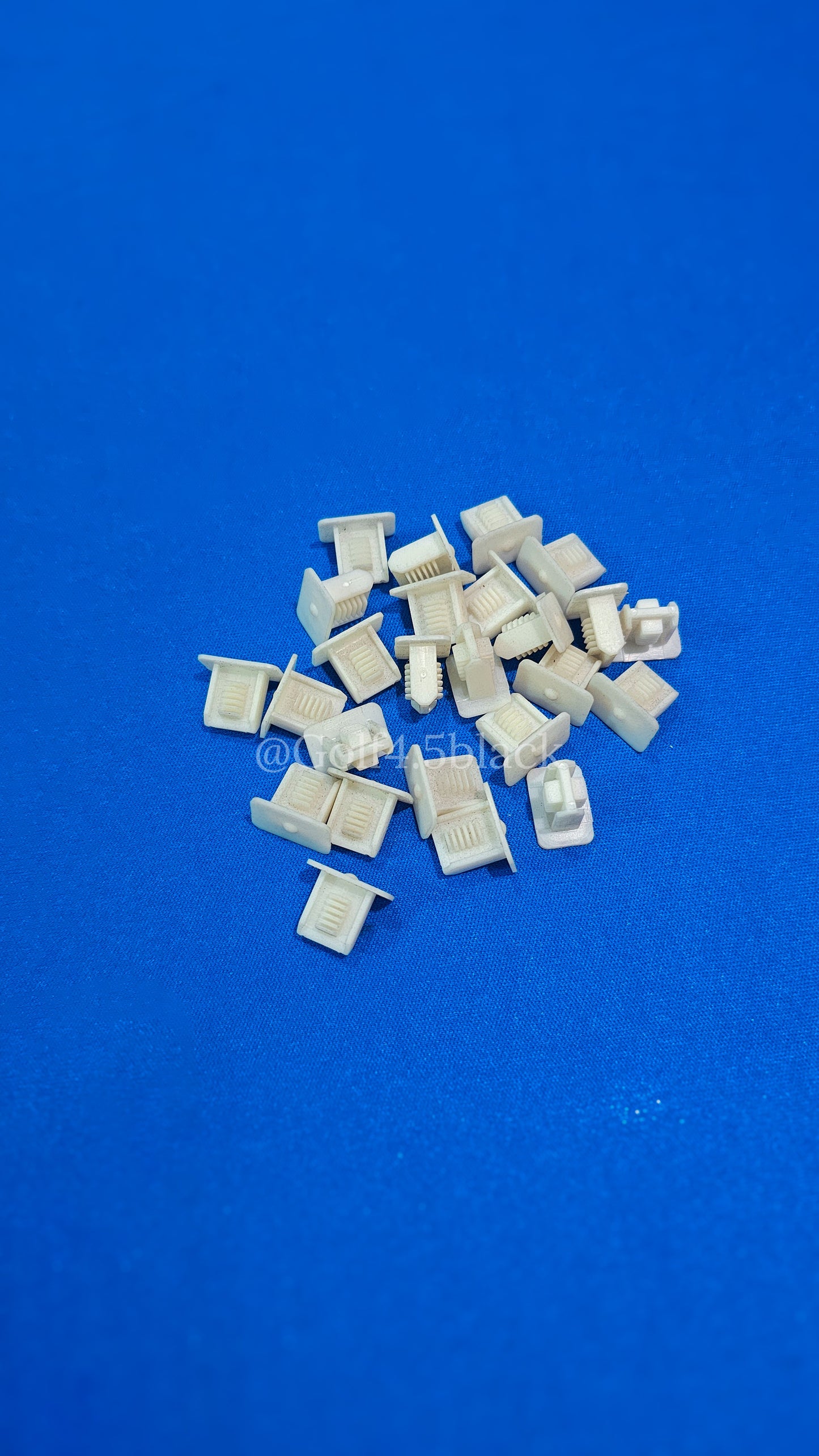 5 unidades de grampos de fixação dos
acabamentos internos.
Bora, Fox, Gol, Golf, New Beetle,
Passat, Variant, Parati, Saveiro,
Original vw, sem uso