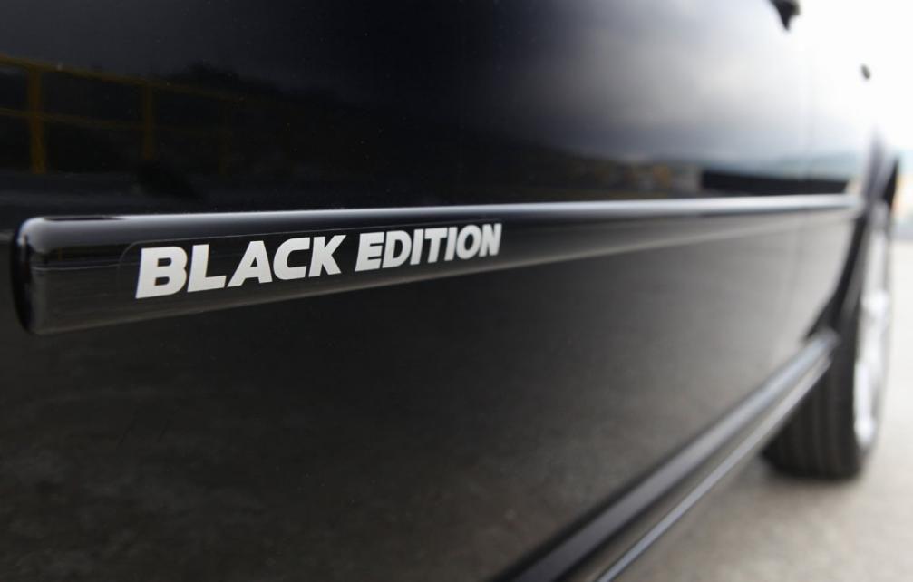 Adesivo black edition